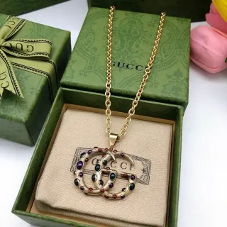 Gucci GG Marmont Collier à pendentif multi-pierres Interlocking G