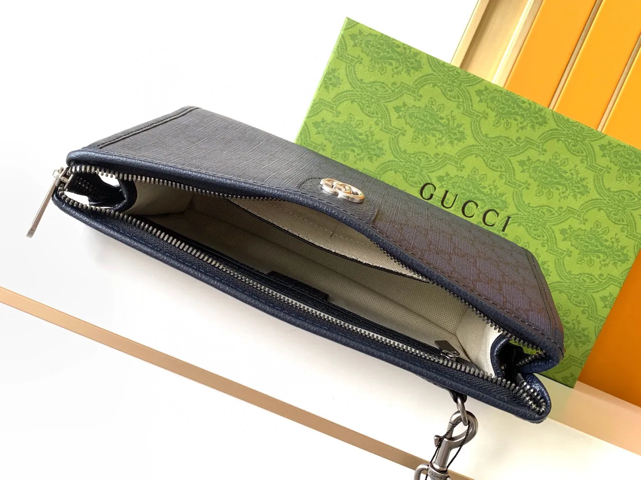 Gucci GG Marmont Navy Gold Monogram Jacquard Bolsinho de pulso 3