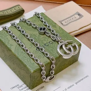 Collier Gucci GG Marmont Argent Noir Entrelacé Double-G Pendentif Chaîne Ornée Curb-Link