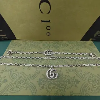 Gucci GG Marmont Plata Cadena de Eslabones Finos con Encanto de Logo Interconectado