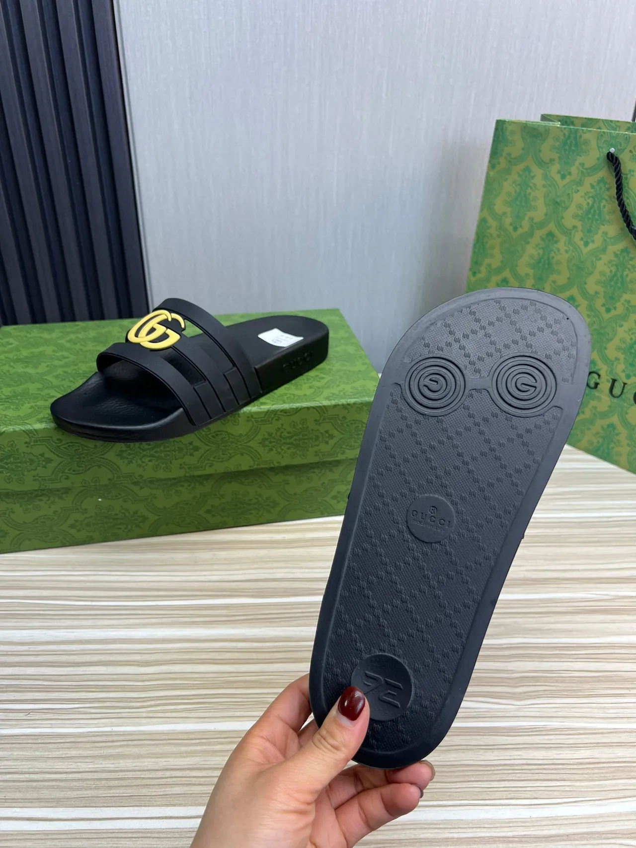 Gucci GG Marmont Slide Noir Jaune Construction en Caoutchouc Conception à double sangle Sandales 2