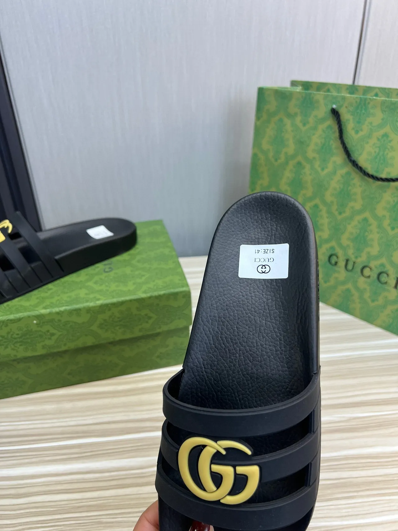 Gucci GG Marmont Slide Noir Jaune Construction en Caoutchouc Conception à double sangle Sandales 3