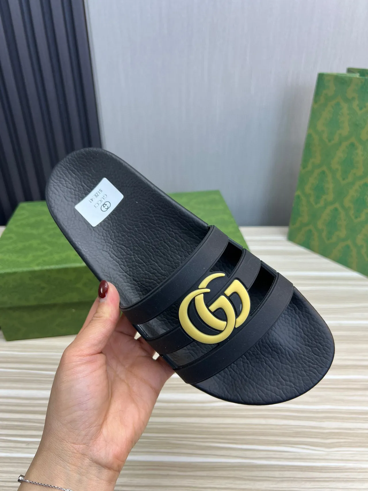 Gucci GG Marmont Slide Noir Jaune Construction en Caoutchouc Conception à double sangle Sandales 4