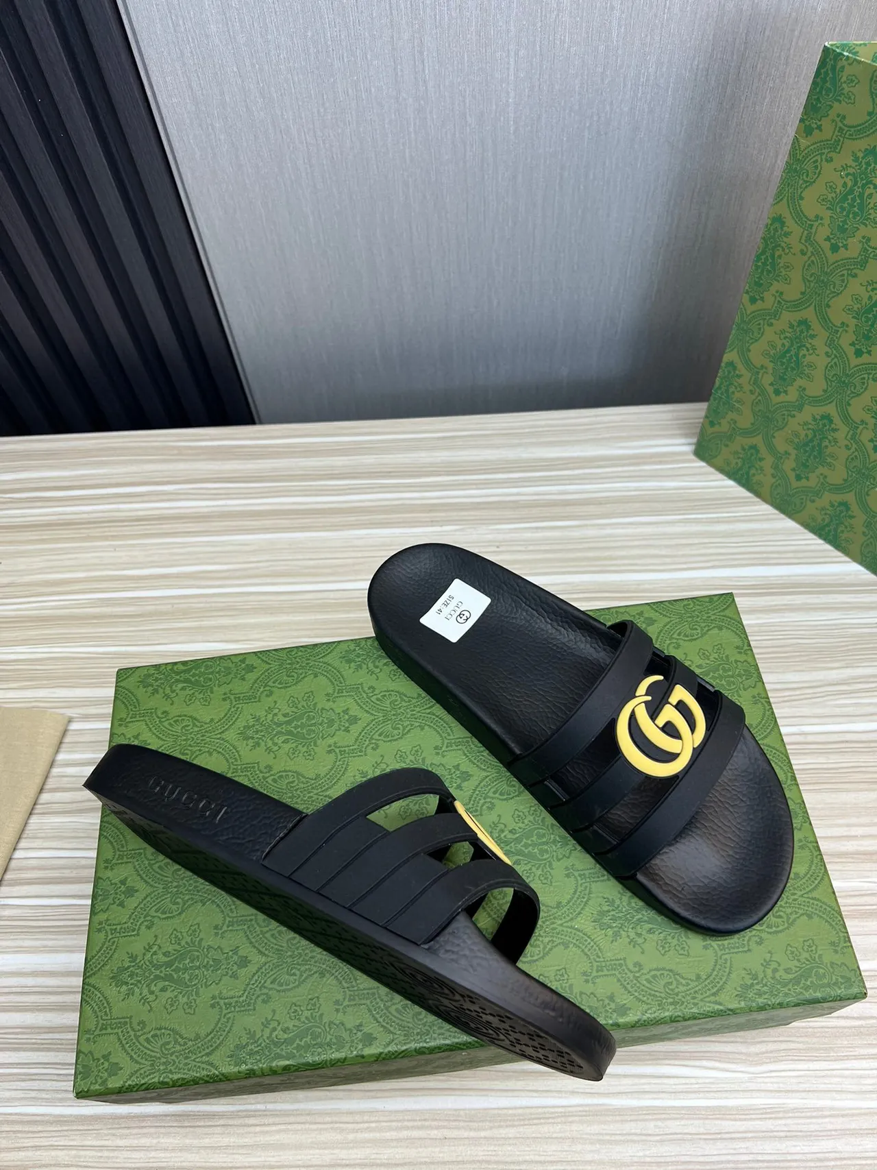 Gucci GG Marmont Slide Noir Jaune Construction en Caoutchouc Conception à double sangle Sandales 5
