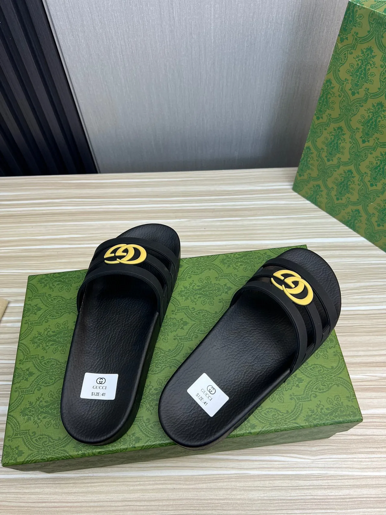 Gucci GG Marmont Slide Noir Jaune Construction en Caoutchouc Conception à double sangle Sandales 6