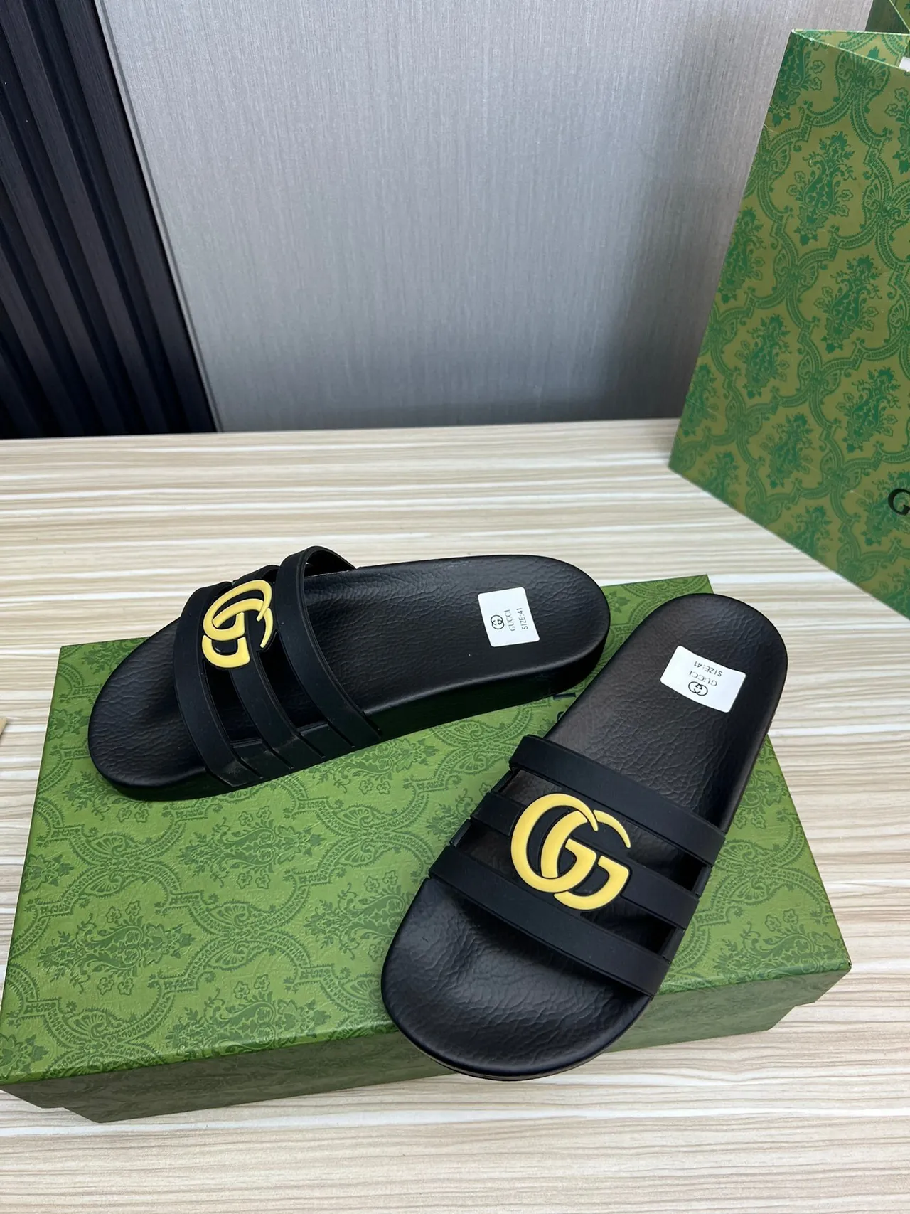 Gucci GG Marmont Slide Noir Jaune Construction en Caoutchouc Conception à double sangle Sandales 7
