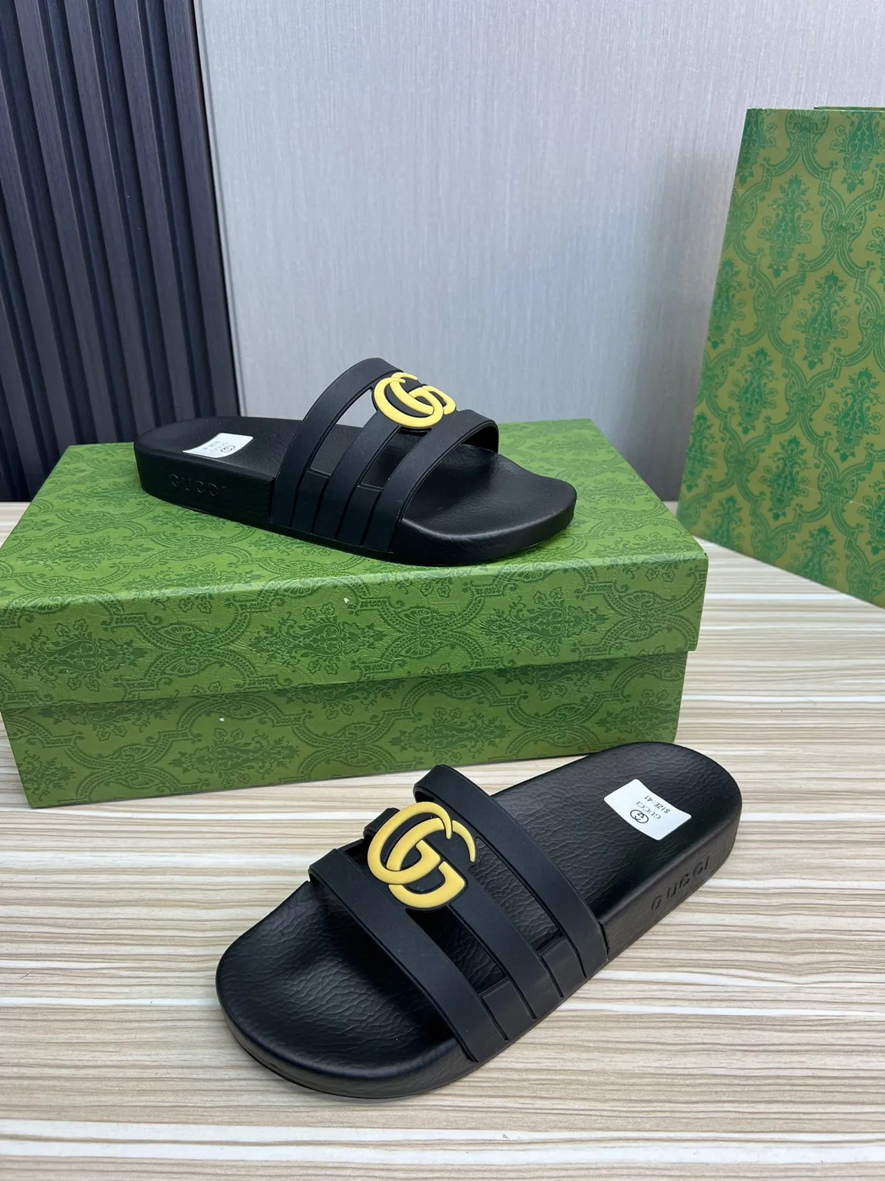 Gucci GG Marmont Slide Noir Jaune Construction en Caoutchouc Conception à double sangle Sandales 8