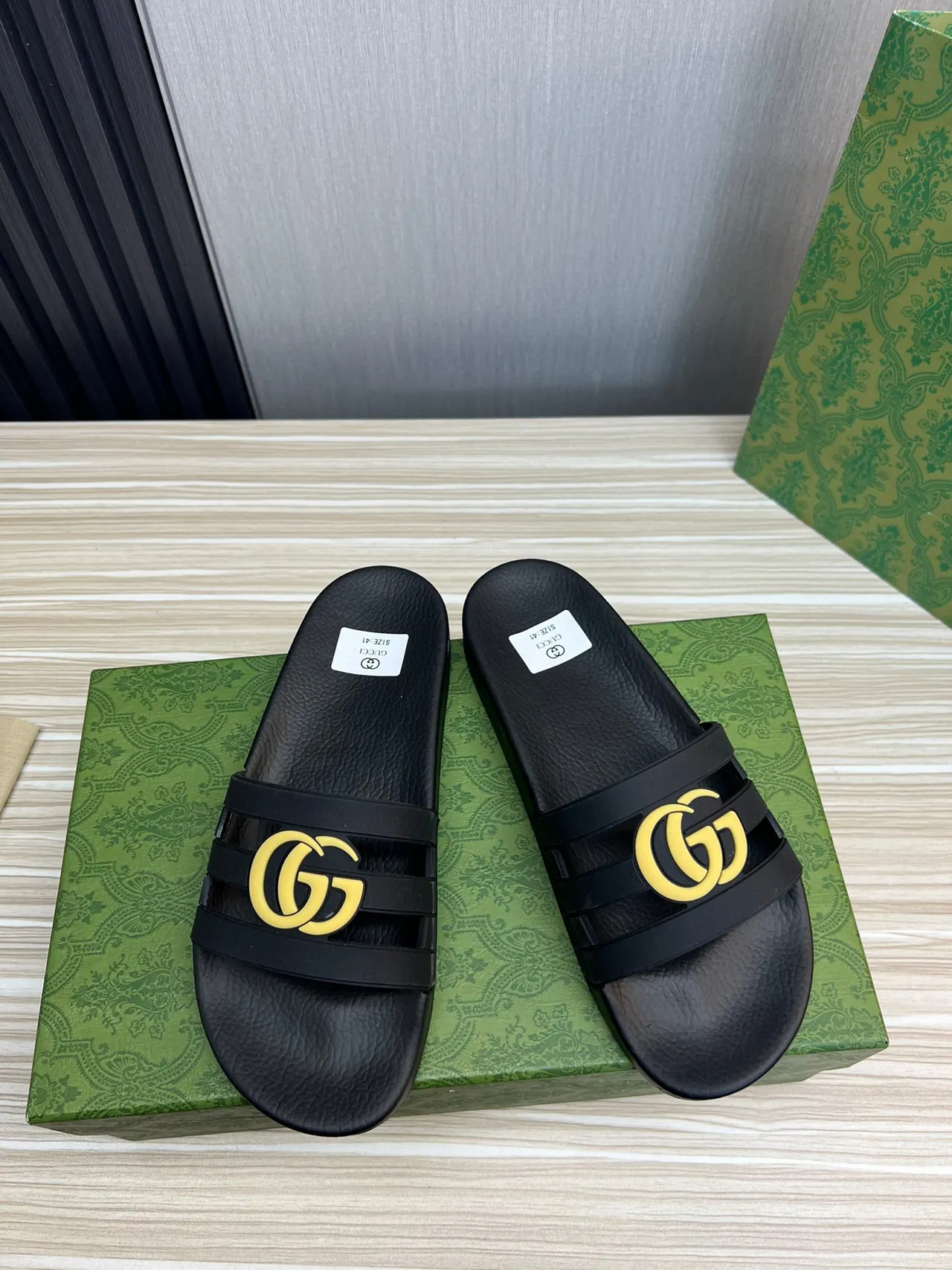 Gucci GG Marmont Slide Noir Jaune Construction en Caoutchouc Conception à double sangle Sandales 9