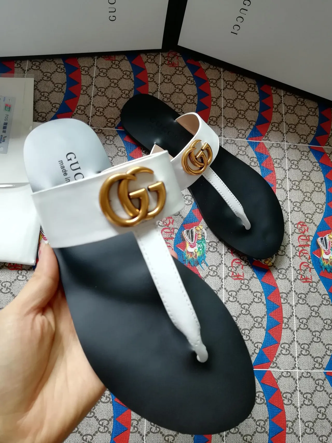 गुच्ची GG मार्मॉन्ट सफेद और काले थॉन्ग कासुअल सैंडल्स 2