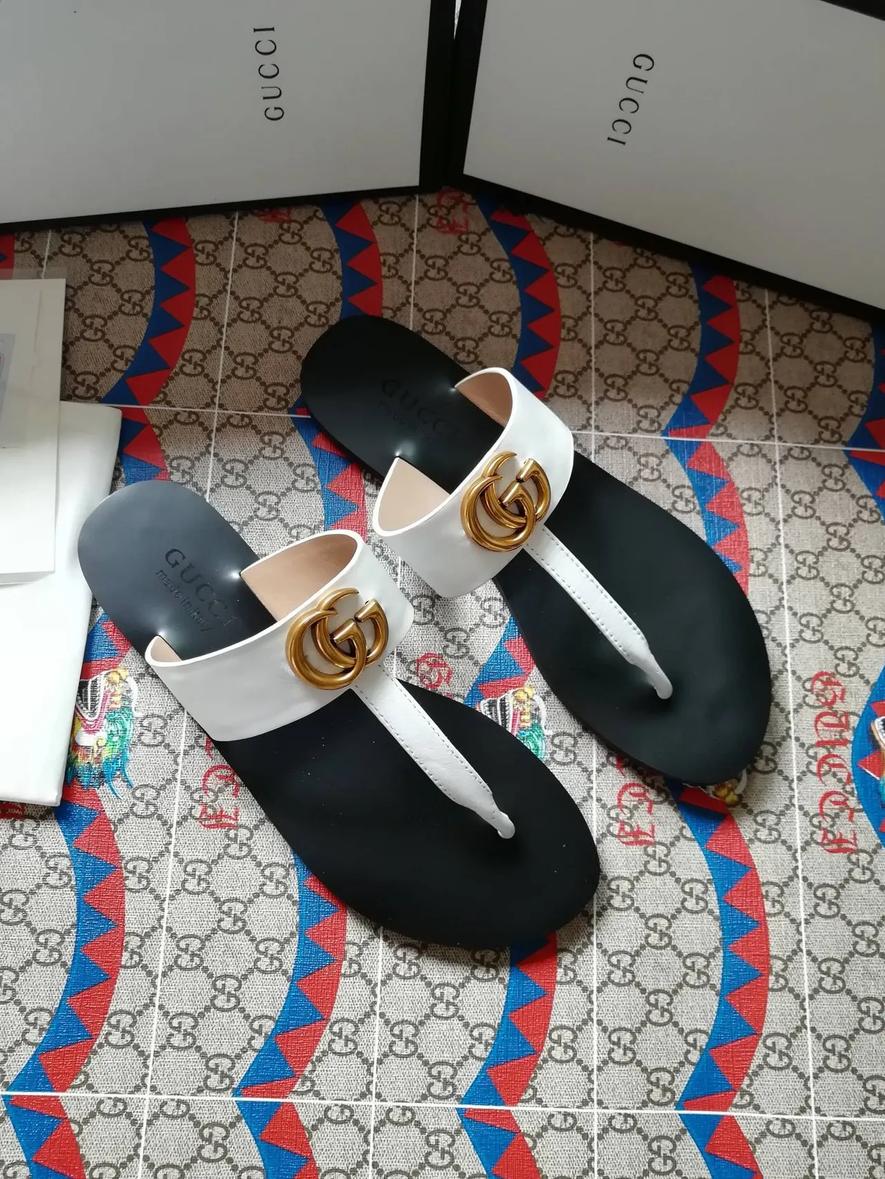 गुच्ची GG मार्मॉन्ट सफेद और काले थॉन्ग कासुअल सैंडल्स 3