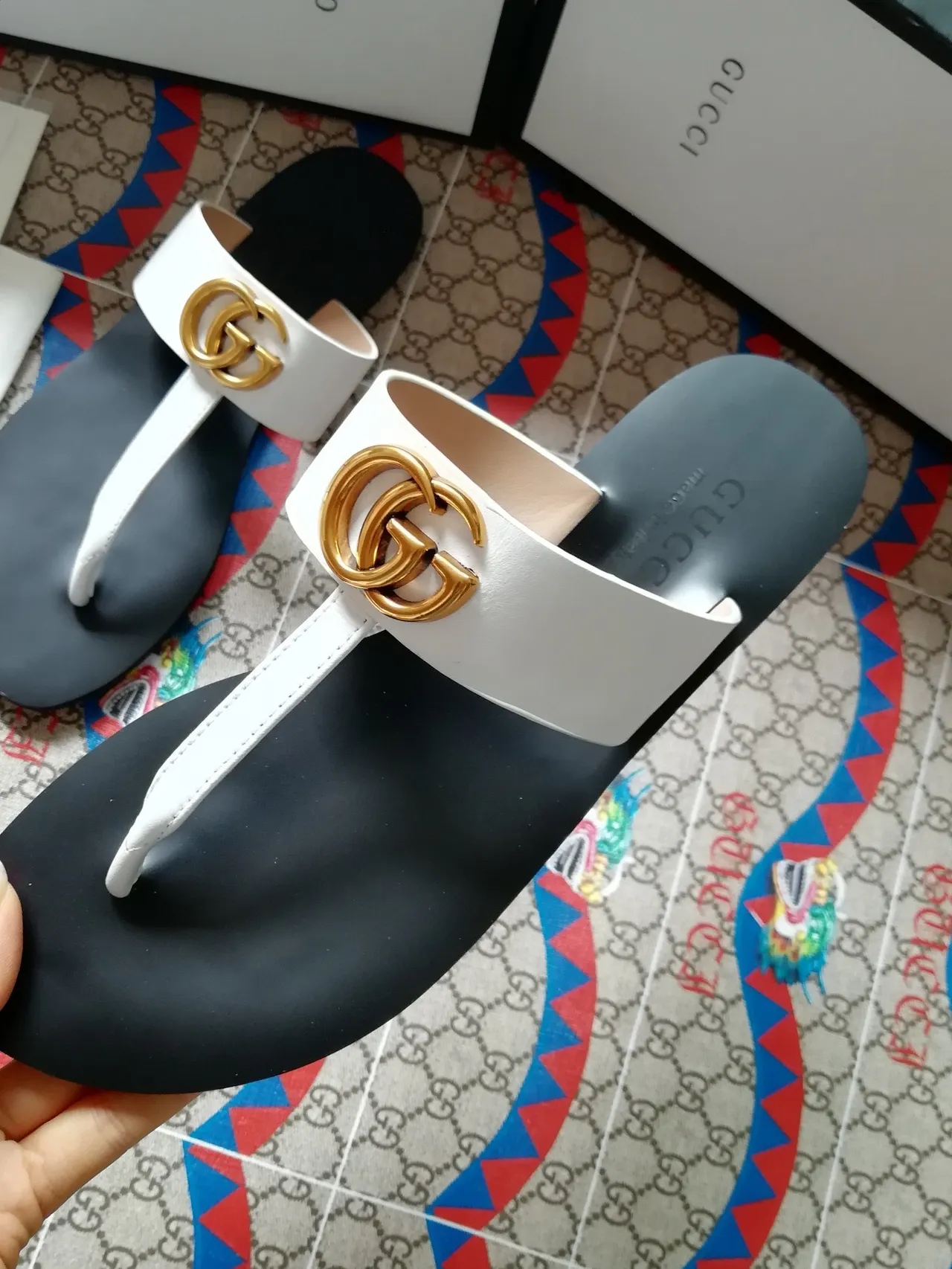 गुच्ची GG मार्मॉन्ट सफेद और काले थॉन्ग कासुअल सैंडल्स 4