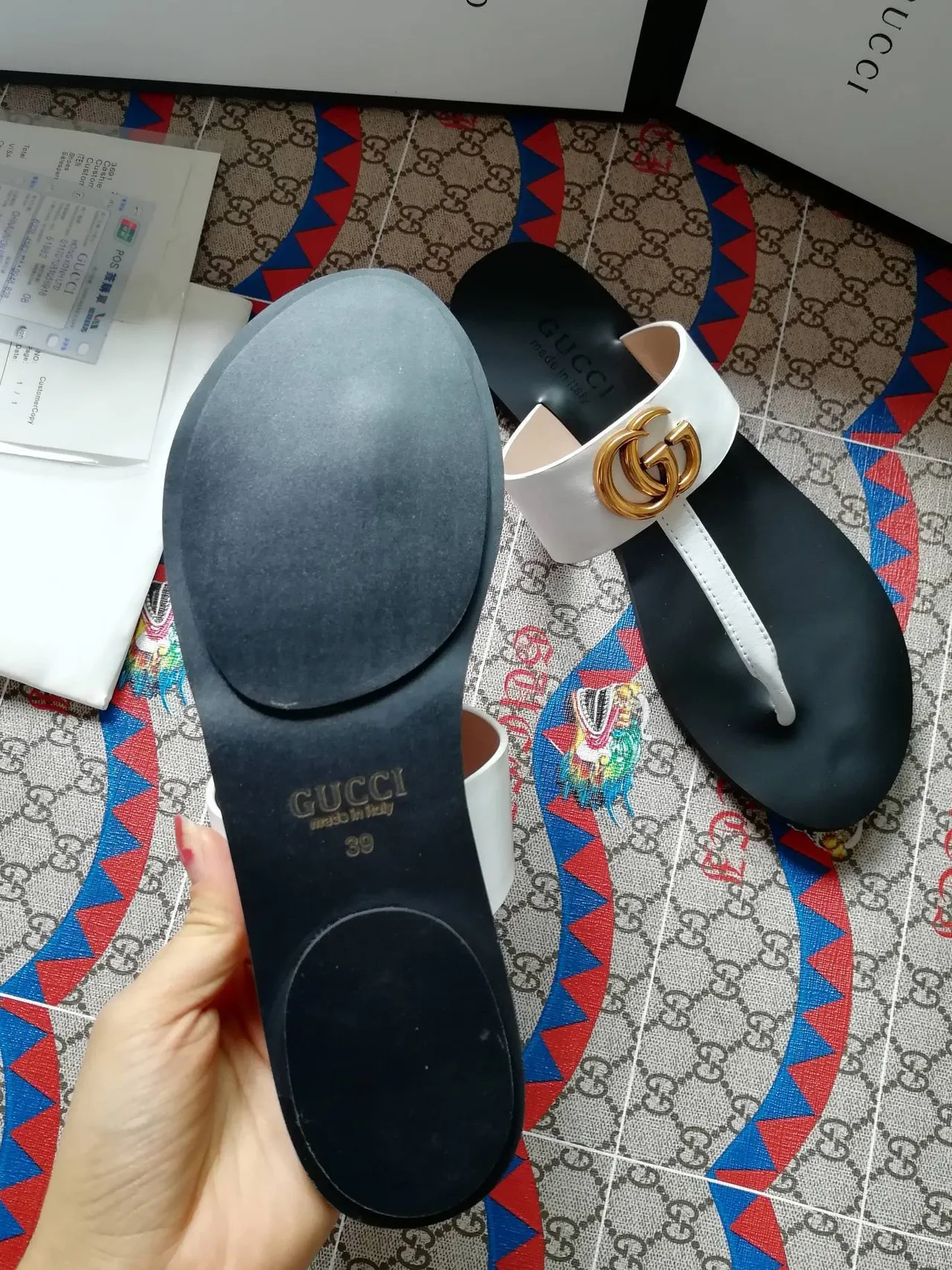 गुच्ची GG मार्मॉन्ट सफेद और काले थॉन्ग कासुअल सैंडल्स 5