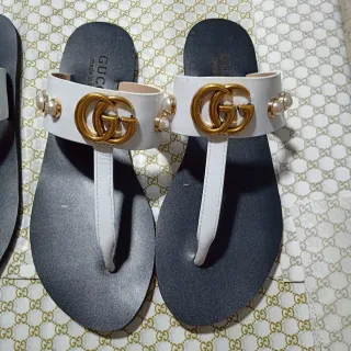Gucci GG Marmont أبيض رمادي إبزيم متشابك لؤلؤ زخارف صندل كاجوال