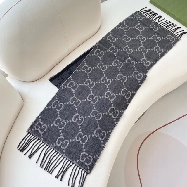 Gucci GG Monogram Pañuelo de seda gris y negro tonal 8