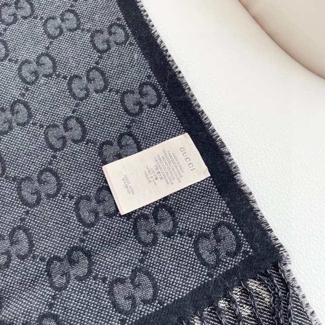 Gucci GG Monogram Pañuelo de seda gris y negro tonal 9