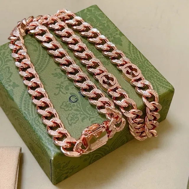 Collier Gucci GG Motif Curb-Link en or rose 4