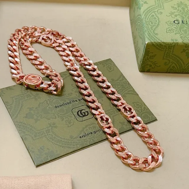 Collier Gucci GG Motif Curb-Link en or rose 6
