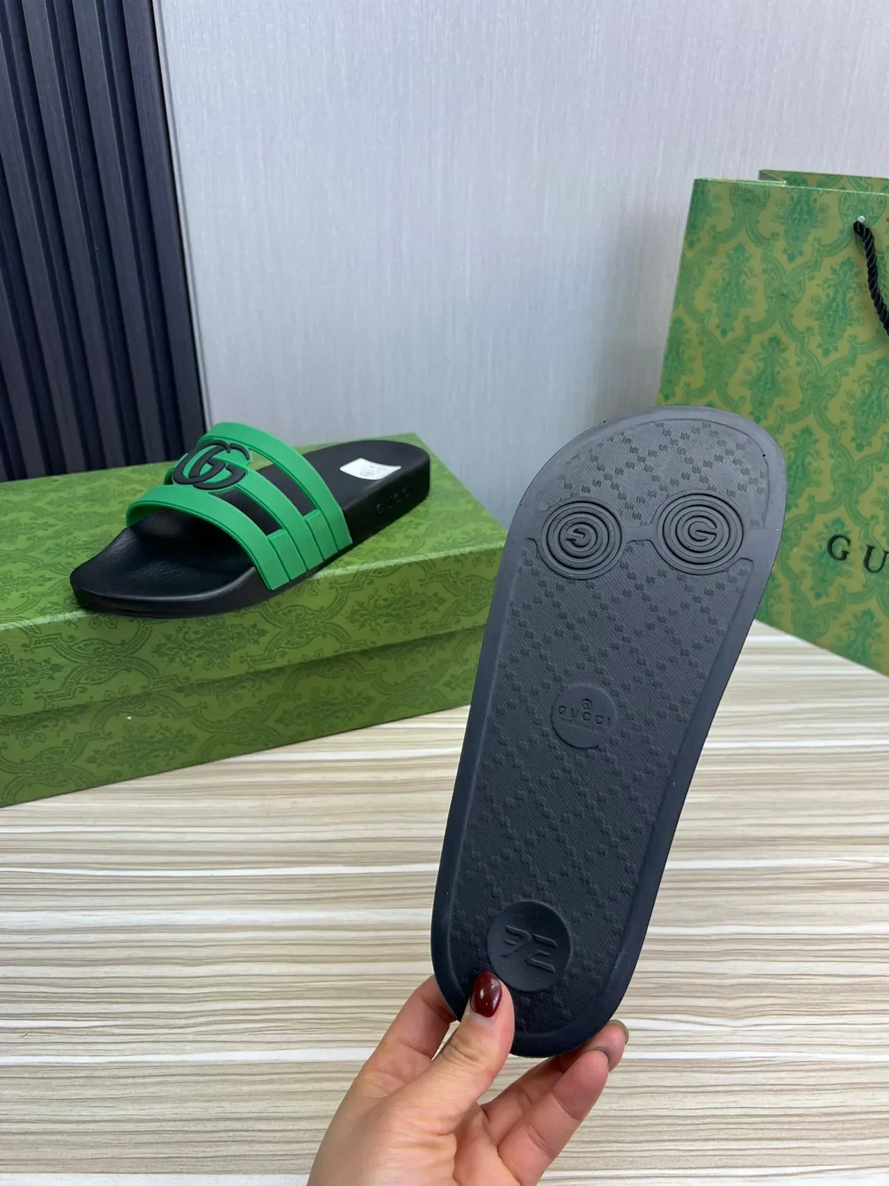 Gucci GG Slide Negro y Verde con Doble Correa 2