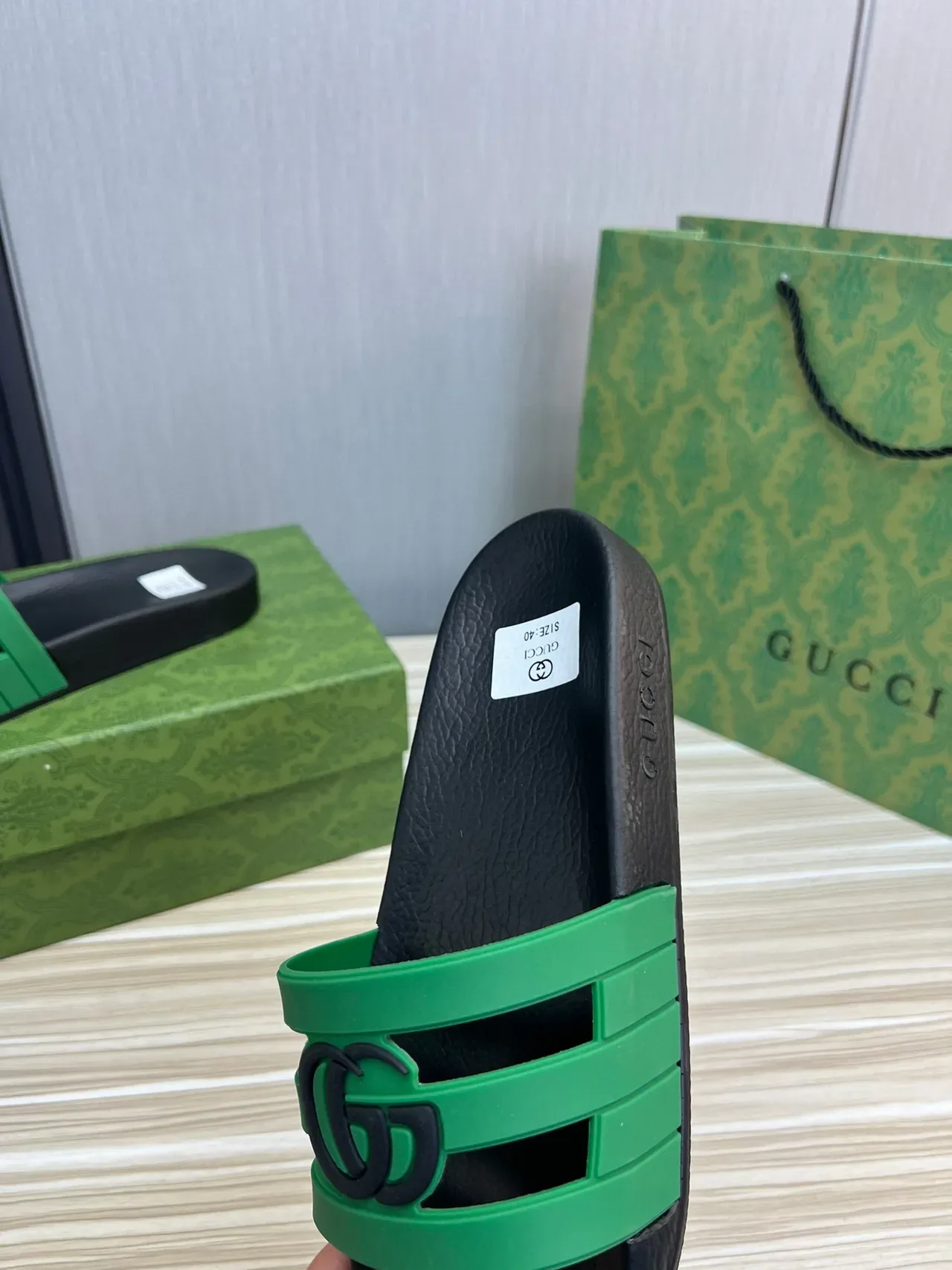 Gucci GG Slide Negro y Verde con Doble Correa 3