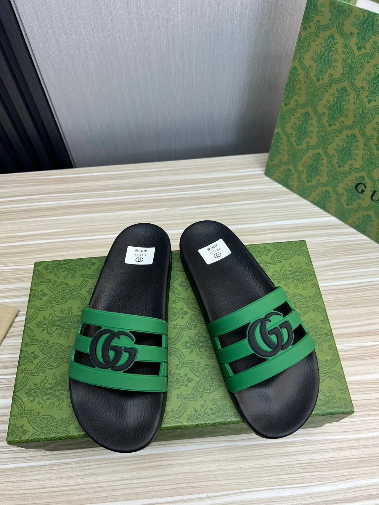 Gucci GG Slide Negro y Verde con Doble Correa 9