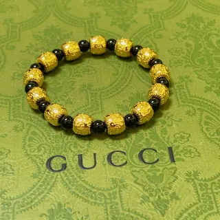 Gucci سوار ذهبي وأسود مرصع بالخرز المرن