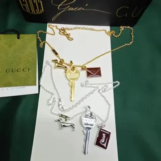 Gucci সোনালি বার্গান্ডি চাবির আকারের পেন্ডেন্ট ড্যাচশাউন্ড চার্ম হার
