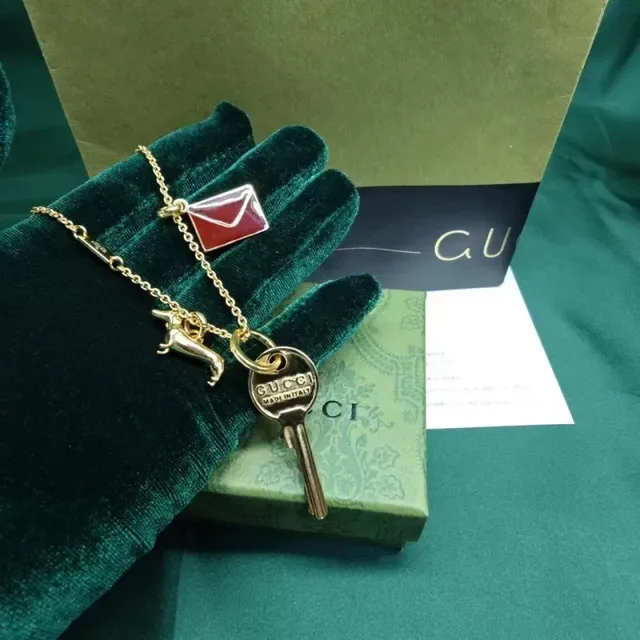 Gucci Collar con Dije de Llave Dorada Borgoña y Encanto de Dachshund 2