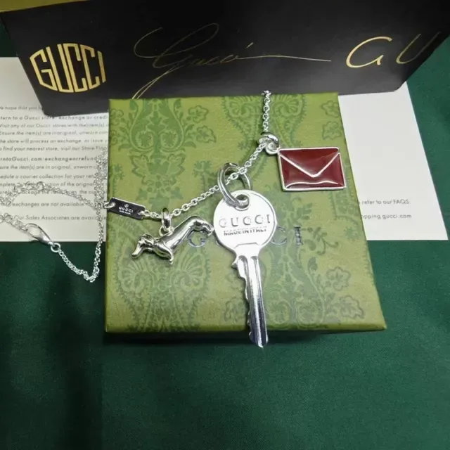 Gucci Collar con Dije de Llave Dorada Borgoña y Encanto de Dachshund 3