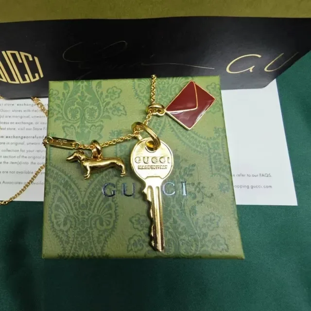 Gucci Collar con Dije de Llave Dorada Borgoña y Encanto de Dachshund 4