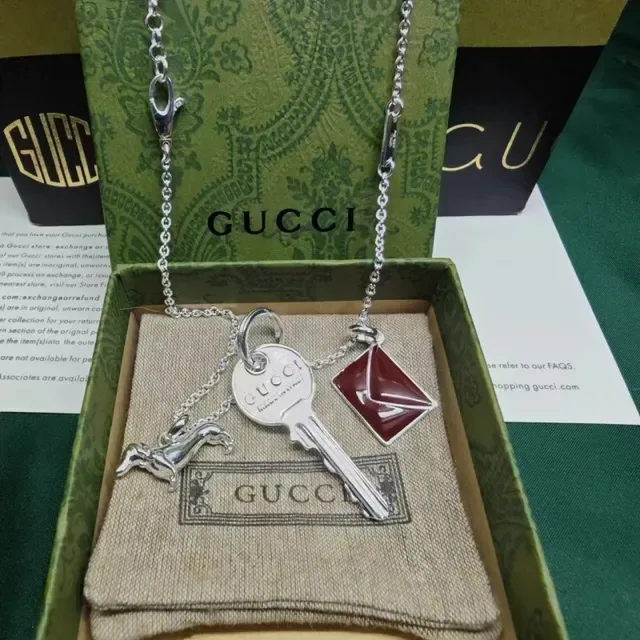 Gucci Collar con Dije de Llave Dorada Borgoña y Encanto de Dachshund 5