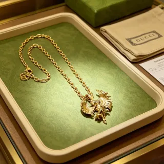 Gucci সোনালি পাখির পেন্ডেন্ট হার
