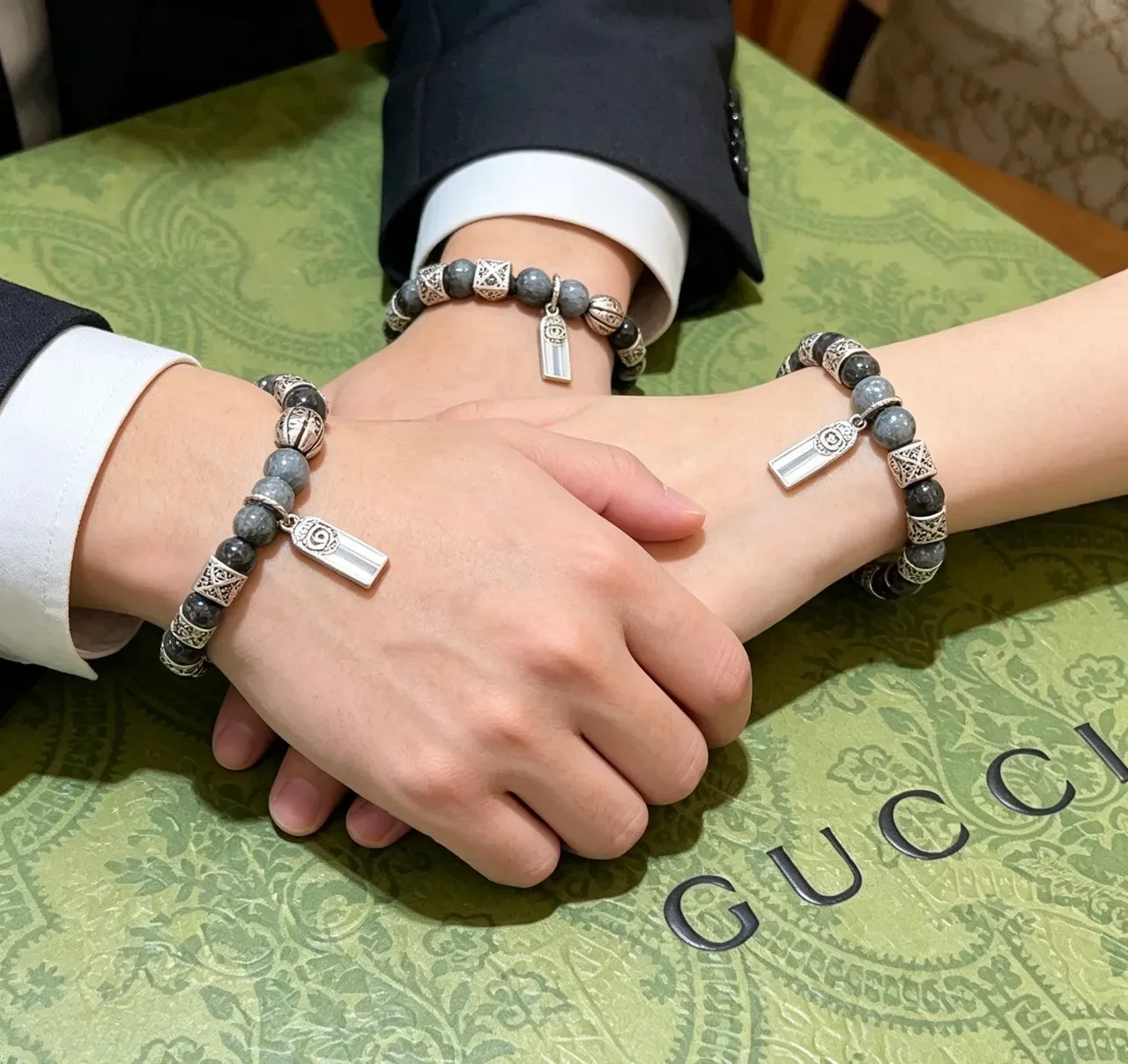 Gucci Bracelete Cinza e Prata com Contas de Metal e Pedra 8