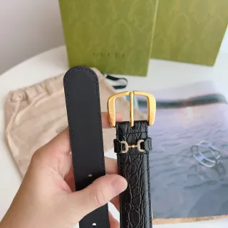 Gucci Horsebit 1955 Cinturón de cuero negro con estampado de cocodrilo