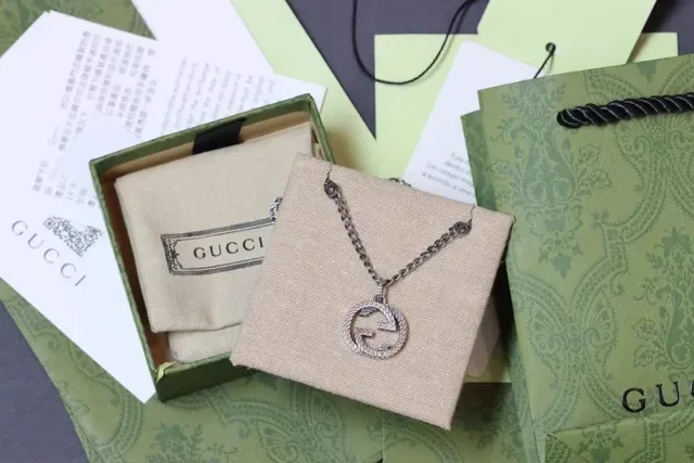 Gucci Interlocking G Scale Motif Oxidized Silver Necklace 8