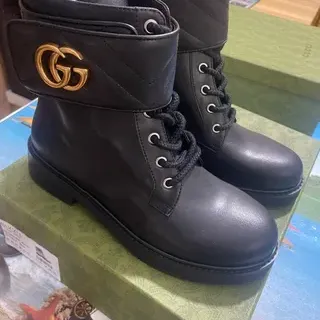 Gucci Le Cagole काला चमड़ा सोने का Double G एंकल बूट