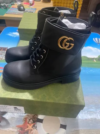 Gucci Le Cagole 黑色皮革金色 Double G 踝靴 2