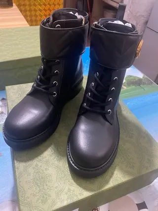 Gucci Le Cagole 黑色皮革金色 Double G 踝靴 4