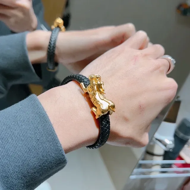 Gucci سوار جلد مضفر أسود وذهبي برأس أسد 2