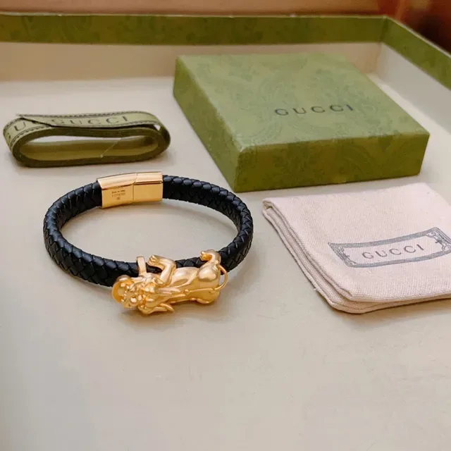Gucci سوار جلد مضفر أسود وذهبي برأس أسد 3