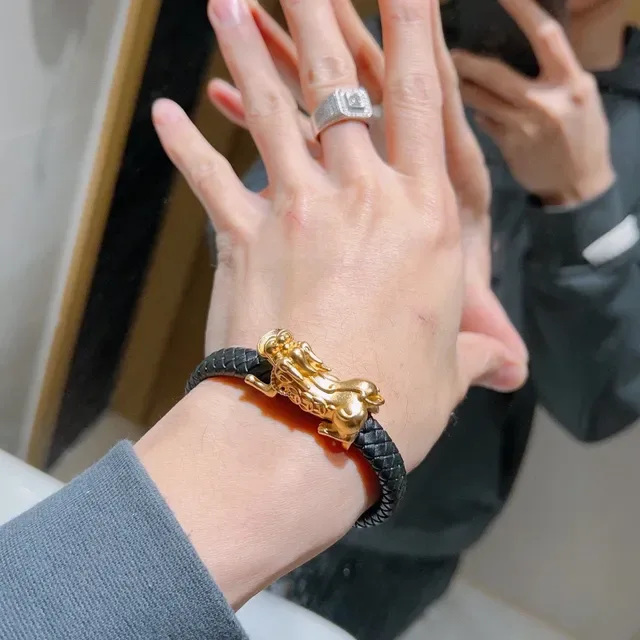 Gucci سوار جلد مضفر أسود وذهبي برأس أسد 4