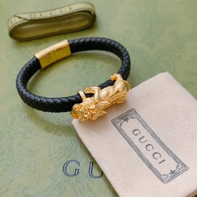 Gucci سوار جلد مضفر أسود وذهبي برأس أسد 5