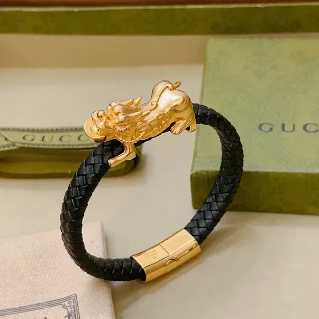 Gucci سوار جلد مضفر أسود وذهبي برأس أسد 6