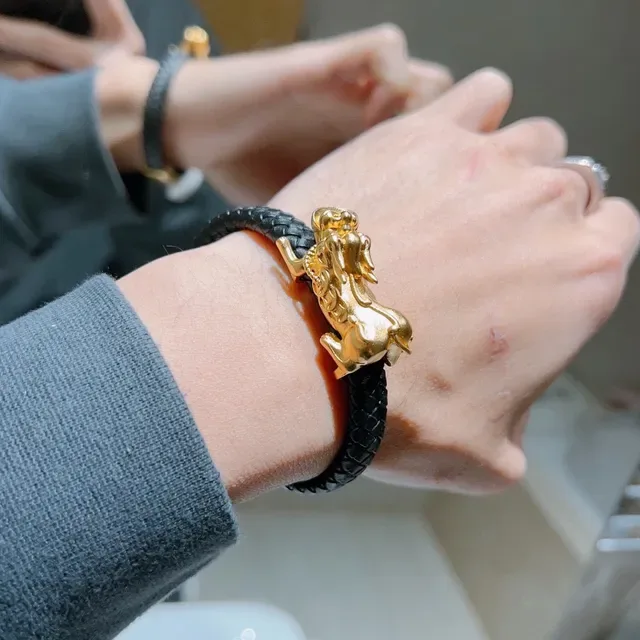 Gucci سوار جلد مضفر أسود وذهبي برأس أسد 7