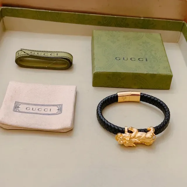 Gucci سوار جلد مضفر أسود وذهبي برأس أسد 8
