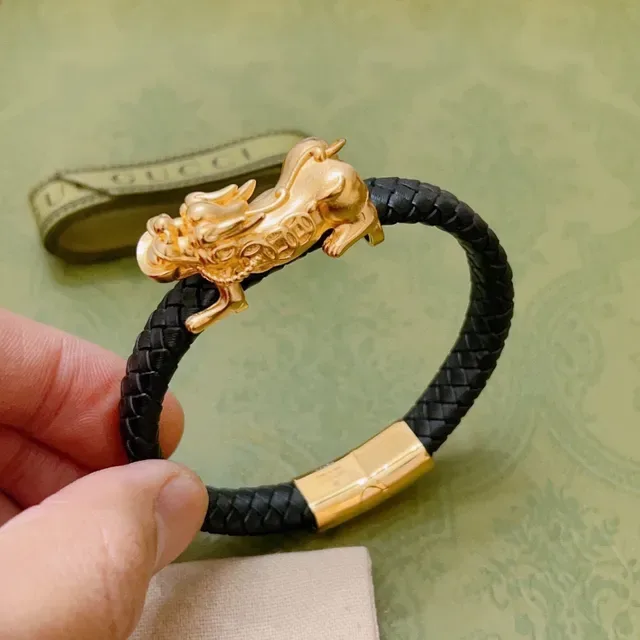 Gucci سوار جلد مضفر أسود وذهبي برأس أسد 9