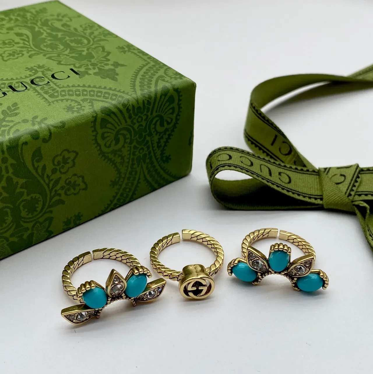 Bagues inspirées de Gucci Marmont avec nœud turquois et bagues avec interlocking G en doré 2