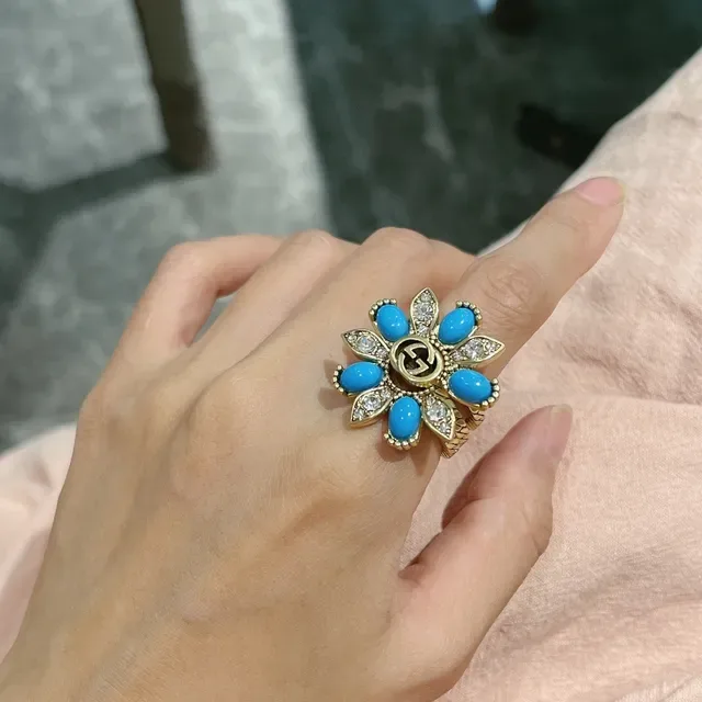 Bagues inspirées de Gucci Marmont avec nœud turquois et bagues avec interlocking G en doré 3