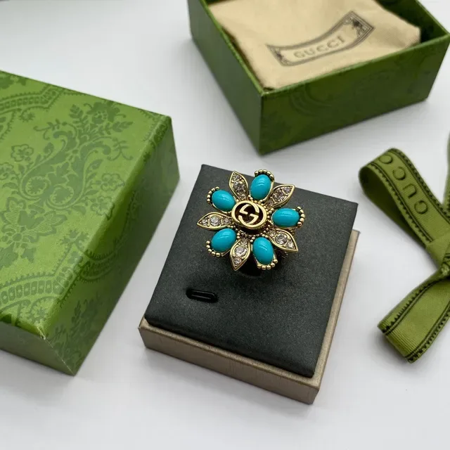 Bagues inspirées de Gucci Marmont avec nœud turquois et bagues avec interlocking G en doré 4
