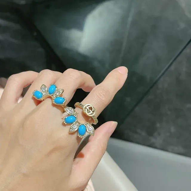 Bagues inspirées de Gucci Marmont avec nœud turquois et bagues avec interlocking G en doré 5
