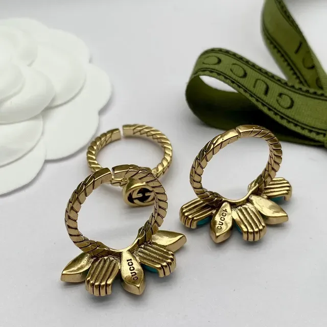 Bagues inspirées de Gucci Marmont avec nœud turquois et bagues avec interlocking G en doré 6